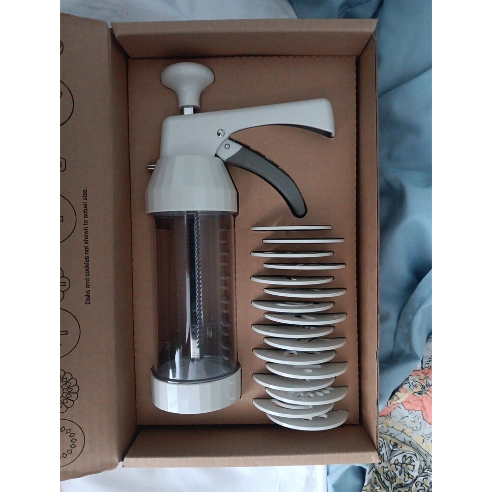 The Pampered Chef 1525 Cookie Press with 16 Discs - White